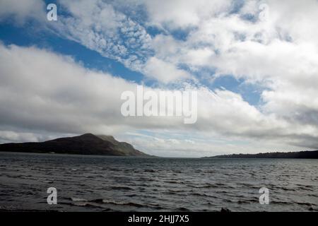 Nuvole di tempesta che pulivano Holy Island e Lamlash Bay l'isola di Arran North Ayrshire Scozia Foto Stock