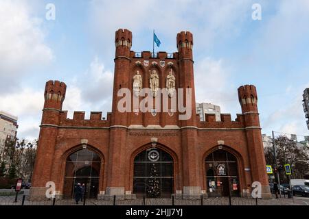 KALININGRAD, RUSSIA - 16 dicembre 2021: La porta reale di Kaliningrad. Bell'edificio vecchio in mattoni rossi Foto Stock