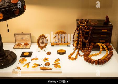 KALININGRAD, RUSSIA - 15 dicembre 2021: Mostre e gioielli nel Museo dell'Ambra di Kaliningrad. Foto Stock