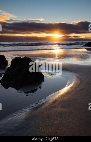 Tramonto sulla spiaggia di Freathy Cornovaglia Sud Est Foto Stock