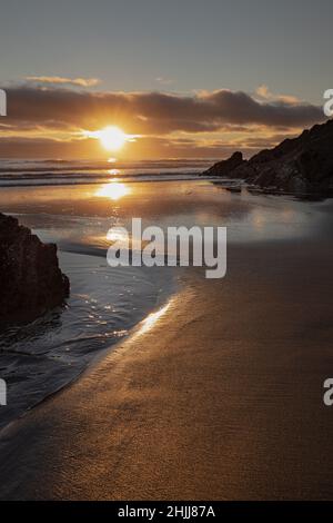 Tramonto sulla spiaggia di Freathy Cornovaglia Sud Est Foto Stock