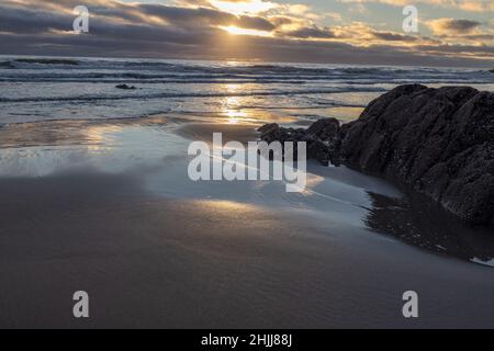 Tramonto sulla spiaggia di Freathy Cornovaglia Sud Est Foto Stock