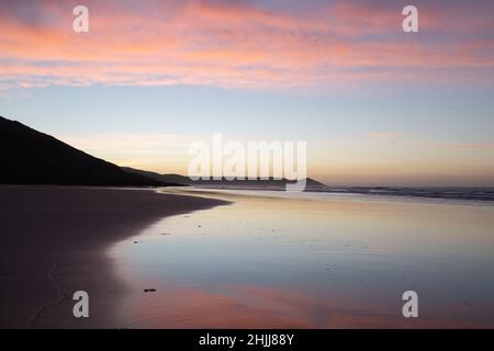 Alba sulla spiaggia di Tregantle nella Cornovaglia sud-orientale Foto Stock