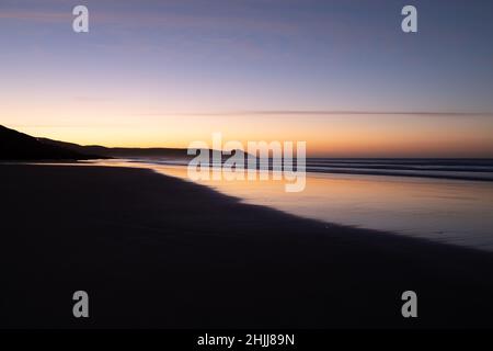 Alba sulla spiaggia di Tregantle nella Cornovaglia sud-orientale Foto Stock