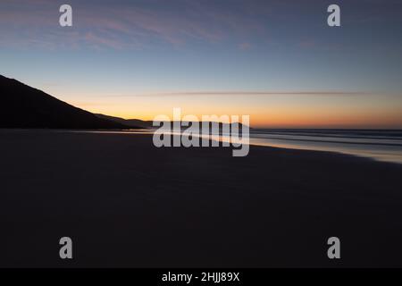 Alba sulla spiaggia di Tregantle nella Cornovaglia sud-orientale Foto Stock