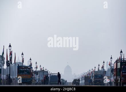 Delhi, India. Vista della strada principale, Rajpath, tra le Case del Parlamento e India Gate (come visto all'orizzonte) su un luminoso morni soleggiato Foto Stock