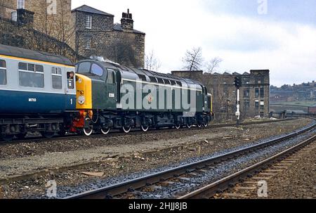 British Railways Class 40 numero 40200 nel fegato originale di verde e numero D200 visto lasciare la stazione di Dewsbury nei primi anni '80 Foto Stock