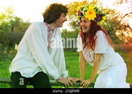 coppia innamorata in costumi nazionali, europa, costumi tradizionali per un matrimonio in europa orientale, una corona sulla testa di una ragazza, matrimonio Foto Stock