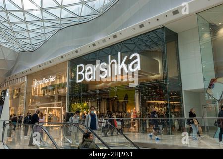 The Bershka store, un negozio di moda spagnolo a Westfield London, Shepherds Bush, Londra, Regno Unito Foto Stock