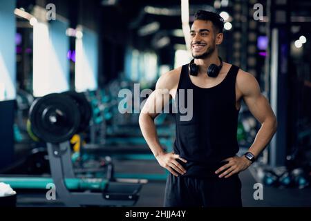 Pubblicità palestra. Ritratto di bell'uomo arabo sportivo in posa nel Fitness Club Foto Stock