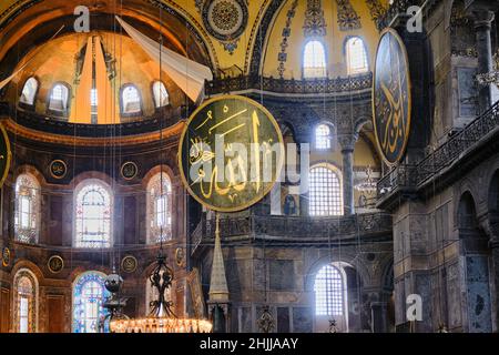 Arte islamica, pittura di lettere arabiche nome di dio come nome locale è Allah all'interno di hagia sophia turchia, istanbul Foto Stock