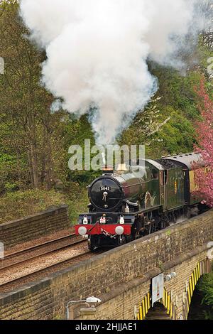 Ex GWR Castle Class 4-6-0 locomotiva n. 5043 Conte di Mount Edgcumbe che lascia la stazione di Brighouse West Yorkshire in un tour ferroviario ottobre 3rd 2009 Foto Stock