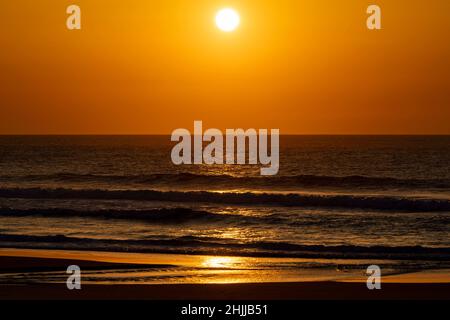 Sole che splende sul mare Foto Stock