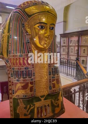 Cairo, Egitto - 17 dicembre 2021: Maschera mummia d'oro dal Museo Egizio al Cairo, Egitto. È fondata a 1902 anni e ha più di 120,000 Egy antica Foto Stock