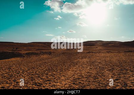 Grandi deserti intorno alle piramidi di giza al cairo egitto, cammelli e cavalli a piedi in distanza Foto Stock