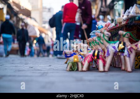 Souvenir di piccoli cammelli giocattolo per le strade del cairo, in attesa di turisti per comprarli Foto Stock