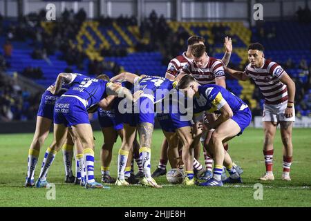 Warrington, Inghilterra - 29 gennaio 2022 - gli Scrums ritornarono alla Rugby League durante la Rugby League Betfred Super League friendly Warrington Wolves vs Warriors Wigan all'Halliwell Jones Stadium di Warrington, Regno Unito Dean Williams Foto Stock