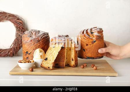 Donna che mette la torta di Pasqua sul tavolo Foto Stock