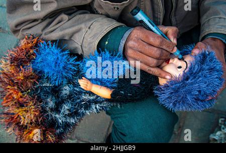 Rawalpindi, Pakistan un artigiano sta facendo una bella bambola Foto Stock