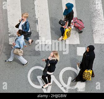 Integrazione e immigrazione. Keywords: Donna araba con sciarpa che trasporta la borsa di plastica straniera residenti metropolitani cittadini danesi Danimarca Copenaghen Foto Stock