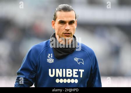 DERBY, REGNO UNITO. JAN 30th Derby County portiere, Kelle Roos si scalda davanti al calcio d'inizio durante la partita del Campionato Sky Bet tra Derby County e Birmingham City al Pride Park di Derby, domenica 30th gennaio 2022. (Credit: Jon Hobley | MI News) Credit: MI News & Sport /Alamy Live News Foto Stock