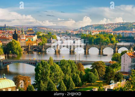 Fila di ponti in Praga al giorno di estate Foto Stock