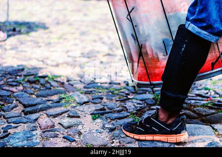 I piedi si scuotono nel carattere degli artisti di strada. Salvador Bahia Brasile. Foto Stock