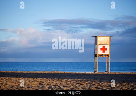 Cabina bagnino con una croce rossa su Sandy Beach Foto Stock