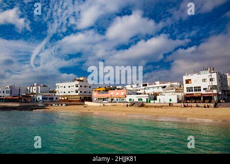 Corralejo, Spagna Isole Canarie Gennaio, 3 - 2012: Hotel turistici sulla costa sabbiosa e il mare azzurro Foto Stock