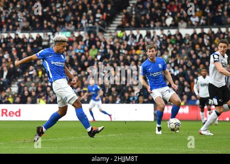 DERBY, REGNO UNITO. JAN 30th Lyle Taylor di Birmingham spara a gol durante la partita del campionato Sky Bet tra Derby County e Birmingham City al Pride Park di Derby domenica 30th gennaio 2022. (Credit: Jon Hobley | MI News) Credit: MI News & Sport /Alamy Live News Foto Stock