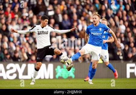 Luke Plange della contea di Derby (a sinistra) e Marc Roberts della città di Birmingham combattono per la palla durante la partita del campionato Sky Bet al Pride Park di Derby. Data foto: Domenica 30 gennaio 2022. Foto Stock