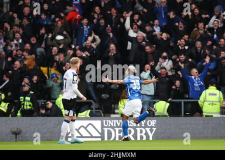 Derby, Regno Unito. 30th Jan 2022. Lyle Taylor di Birmingham City festeggia il suo primo gol durante la partita del campionato Sky Bet al Pride Park Stadium di Derby. Il credito dovrebbe essere: Isaac Parkin/Sportimage Credit: Sportimage/Alamy Live News Foto Stock