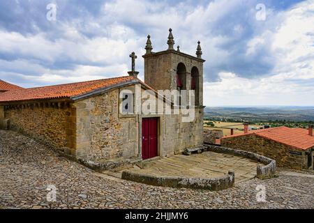 Ingresso e cortile della chiesa di Rocamador per nostra Signora, Castelo Rodrigo villaggio, Serra da Estrela, Beira alta, Portogallo Foto Stock