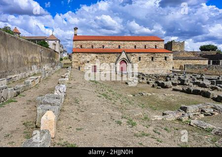 Cattedrale cattolica medievale smantellata e sito archeologico di scavo, villaggio di Idanha-a-Velha, Serra da Estrela, Beira alta, Portogallo Foto Stock