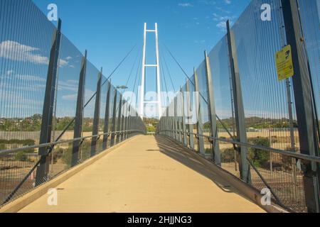 Passerella Harold Mair all'inizio di Dean Street ad Albury, nuovo Galles del Sud, Australia Foto Stock