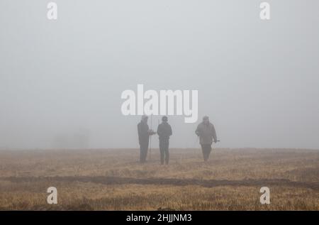 Bandon, Cork, Irlanda. 30th Gennaio 2022. Pat e Andrew o'Donovan di Leap con Kevin o Donovan che chiacchierano nella nebbia e nella nebbia durante la partita della West Cork Plowing Association sulle terre di Derek & Pauline Lovell, Knockbrown a Bandon, Co. Cork, Irlanda. -- credito; David Creedon / Alamy Live News Foto Stock