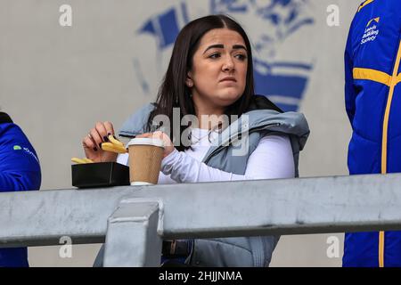 Leeds, Regno Unito. 30th Jan 2022. I fan di Leeds si accaparrano di mangiare prima della partita a Leeds, Regno Unito, il 1/30/2022. (Foto di Mark Cosgrove/News Images/Sipa USA) Credit: Sipa USA/Alamy Live News Foto Stock