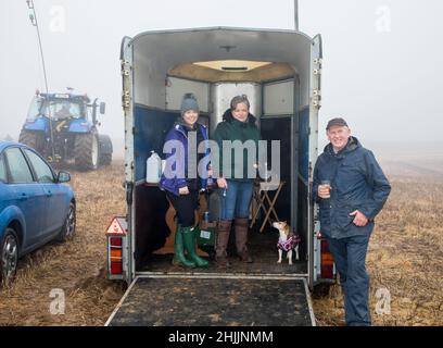 Bandon, Cork, Irlanda. 30th Gennaio 2022. Caitriona o'Mahony e Trish o'Sullivan con il loro cane Roxy servono il tè a Jackie o'Driscoll durante la partita West Cork Plowing Association sulle terre di Derek & Pauline Lovell, Knockbrown a Bandon, Co. Cork, Irlanda. -- credito; David Creedon / Alamy Live News Foto Stock