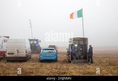 Bandon, Cork, Irlanda. 30th Gennaio 2022. Caitriona o'Mahony e Trish o'Sullivan con il loro cane Roxy servono il tè a Jackie o'Driscoll durante la partita West Cork Plowing Association sulle terre di Derek & Pauline Lovell, Knockbrown a Bandon, Co. Cork, Irlanda. -- credito; David Creedon / Alamy Live News Foto Stock