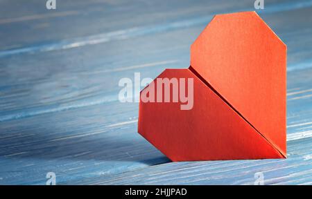 Cuore Origami su sfondo legno per San Valentino Foto Stock