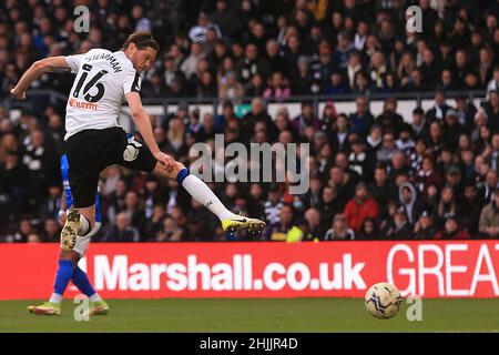 Derby, Regno Unito. 30th Jan 2022. Richard Stearman della Derby County scatta un colpo a Goal.EFL Skybet Championship Match, Derby County / Birmingham City allo stadio Pride Park di Derby domenica 30th gennaio 2022. Questa immagine può essere utilizzata solo per scopi editoriali. Solo per uso editoriale, licenza richiesta per uso commerciale. Nessun uso in scommesse, giochi o un singolo club/campionato/player pubblicazioni. pic di Steffan Bowen/Andrew Orchard sport fotografia/Alamy Live news credito: Andrew Orchard sport fotografia/Alamy Live News Foto Stock