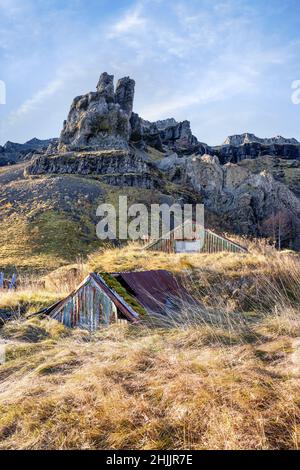 Fattorie e abitazioni costruite sulla collina nel sud dell'Islanda. Queste case di tappeti erbosi sono tradizionali e costruite per assicurare contro il freddo ha Foto Stock