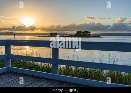 Bella vista dell'orizzonte dalle ringhiere all'alba Foto Stock