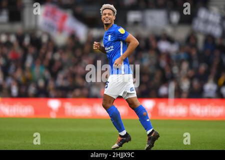 DERBY, REGNO UNITO. JAN 30th Lyle Taylor di Birmingham sorride ai sostenitori del Derby dopo essere stato sostituito durante la partita del Campionato Sky Bet tra Derby County e Birmingham City al Pride Park di Derby domenica 30th gennaio 2022. (Credit: Jon Hobley | MI News) Credit: MI News & Sport /Alamy Live News Foto Stock