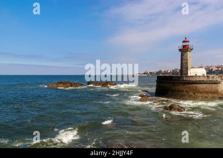 Faro a Foz do Douro alla foce del fiume Douro a Porto, Portogallo. Oceano Atlantico. Fotografia di viaggio. Foto Stock