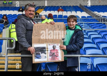 Cardiff, Regno Unito. 30th Jan 2022. Nottingham Forest sostenitori in viaggio a Cardiff, Regno Unito il 1/30/2022. (Foto di Mike Jones/News Images/Sipa USA) Credit: Sipa USA/Alamy Live News Foto Stock