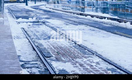 piste innevate in una giornata nevosa Foto Stock