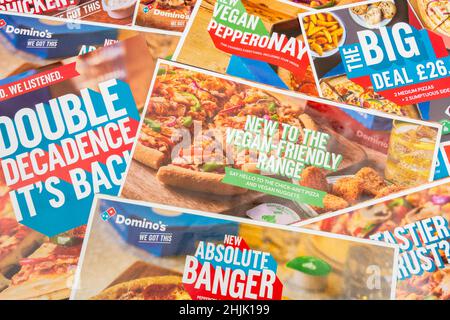 UK Domino's Pizza direct marketing volantini da mailbox drop e con nuovi menu aggiunti. Per il Regno Unito Covid takeaway cibo ordinare abitudini. Foto Stock