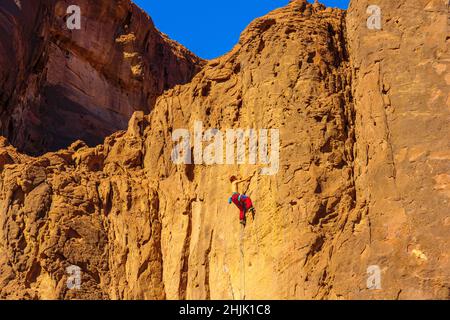 Timna, Israele - 18 gennaio 2022: Vista di un arrampicatore sulle scogliere delle colonne Salomone, nel parco del deserto di Timna, nel sud d'Israele Foto Stock