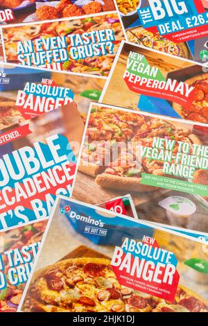 UK Domino's Pizza direct marketing volantini da mailbox drop e con nuovi menu aggiunti. Per il Regno Unito Covid takeaway cibo ordinare abitudini. Foto Stock